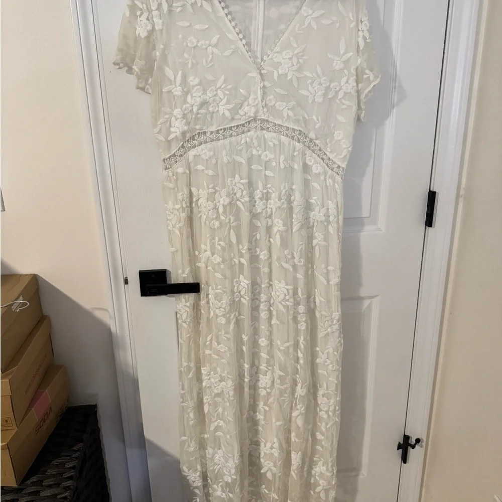 Elegant White Lace Maxi Dress - Picture 2 of 7